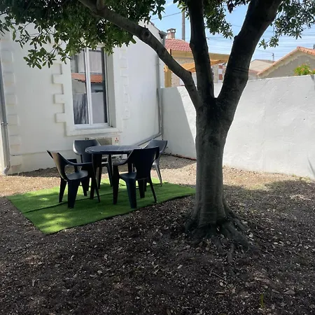 Prázdninový dům Maisonnette Avec Climatisation Et Cour - Menage Et Linge Inclus *