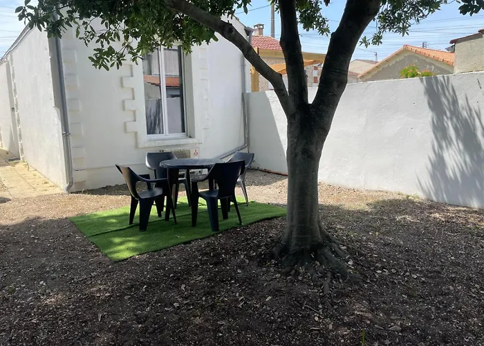 度假居 Maisonnette Avec Climatisation Et Cour - Menage Et Linge Inclus *